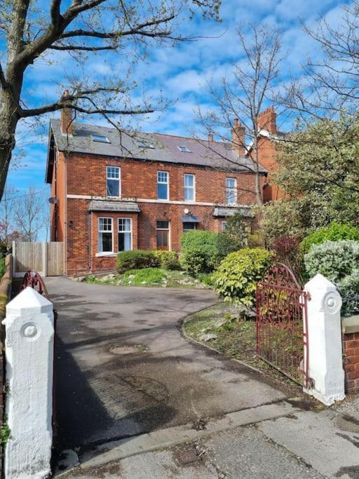 The Hot Tub Townhouse By Holiday Heim Lytham St Annes Exterior foto
