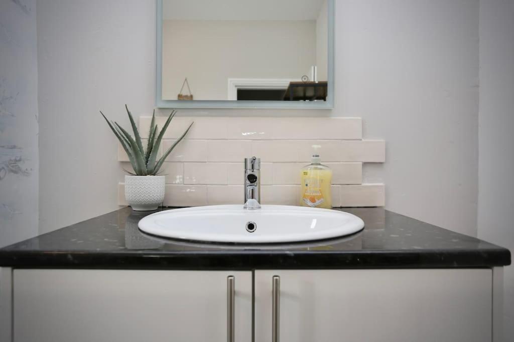 The Hot Tub Townhouse By Holiday Heim Lytham St Annes Exterior foto