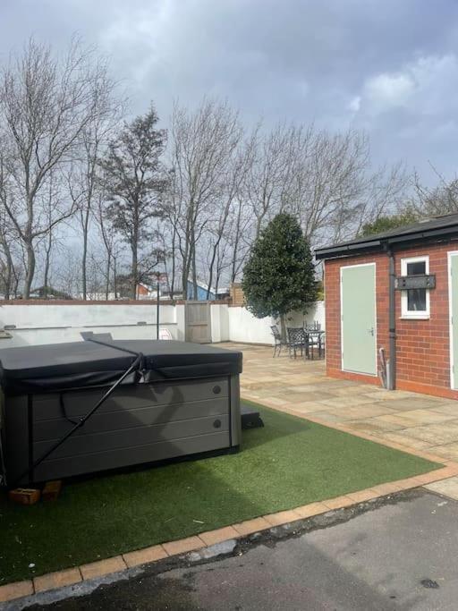 The Hot Tub Townhouse By Holiday Heim Lytham St Annes Exterior foto
