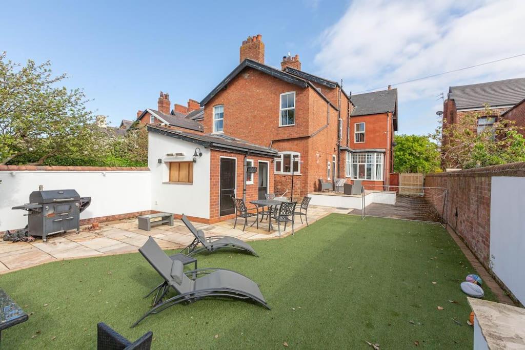 The Hot Tub Townhouse By Holiday Heim Lytham St Annes Exterior foto